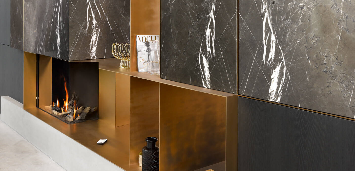Desloover marmeren haardwand met gesloten gashaard en luxueuze afwerking